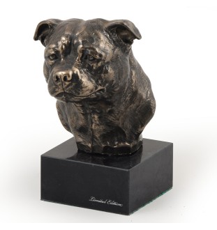 Staffordshire Bull Terrier głowa na kamieniu Art-Dog